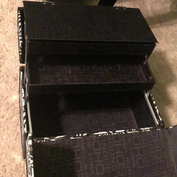 Cosmetic Box - Picture 3 of 4